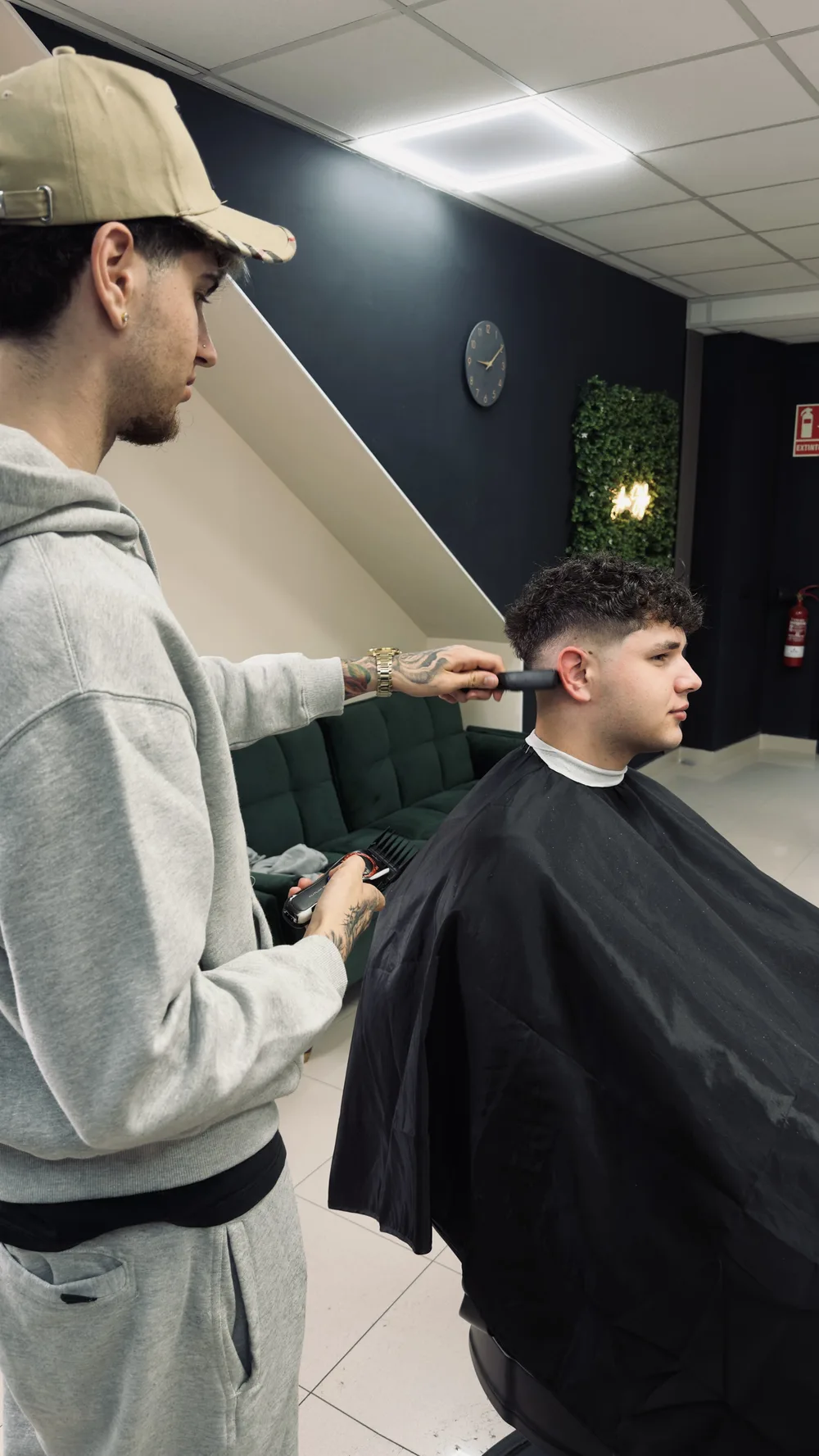 Silva repasando un degradado con la máquina