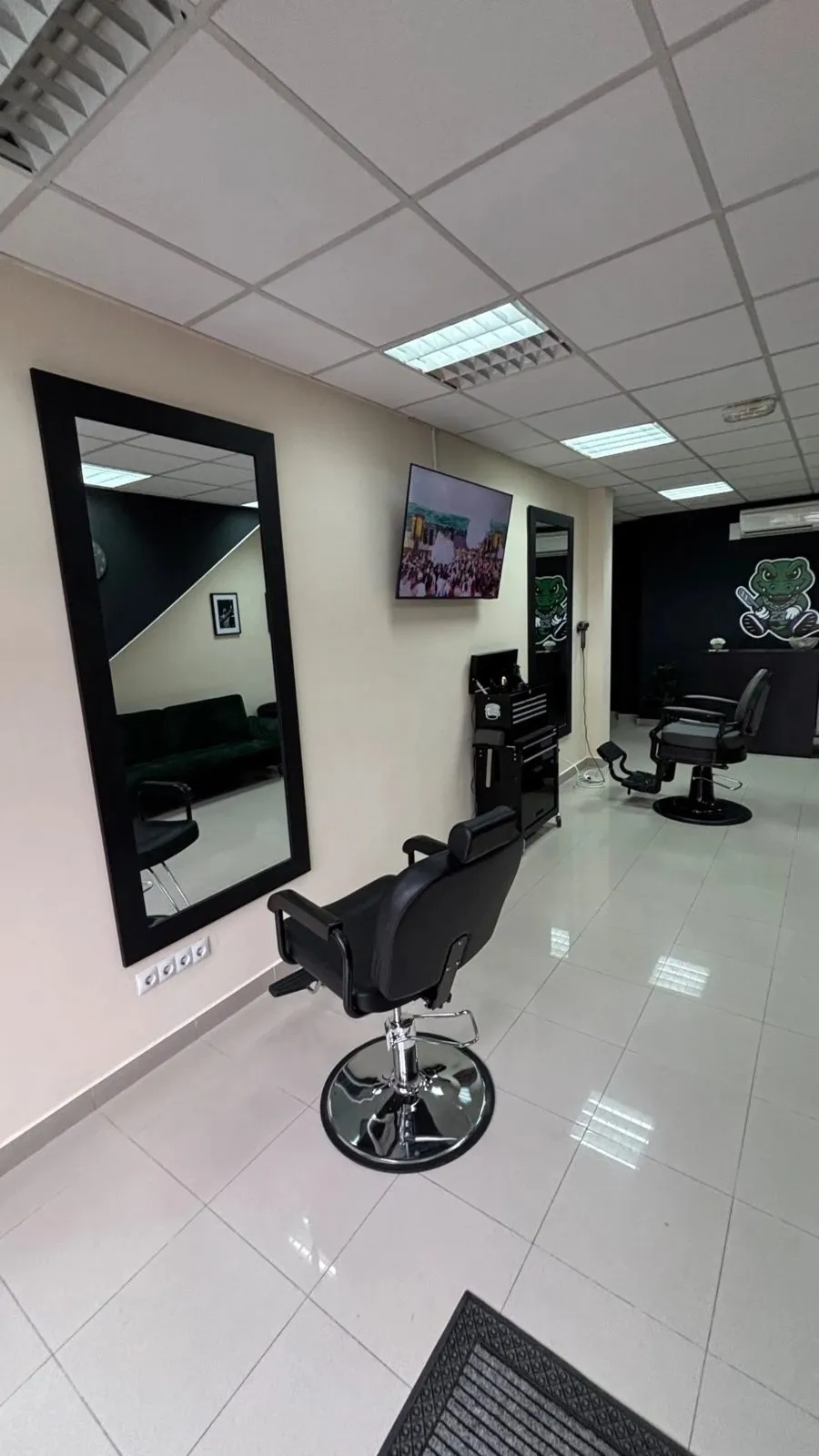 Sillones de barbero frente al espejo